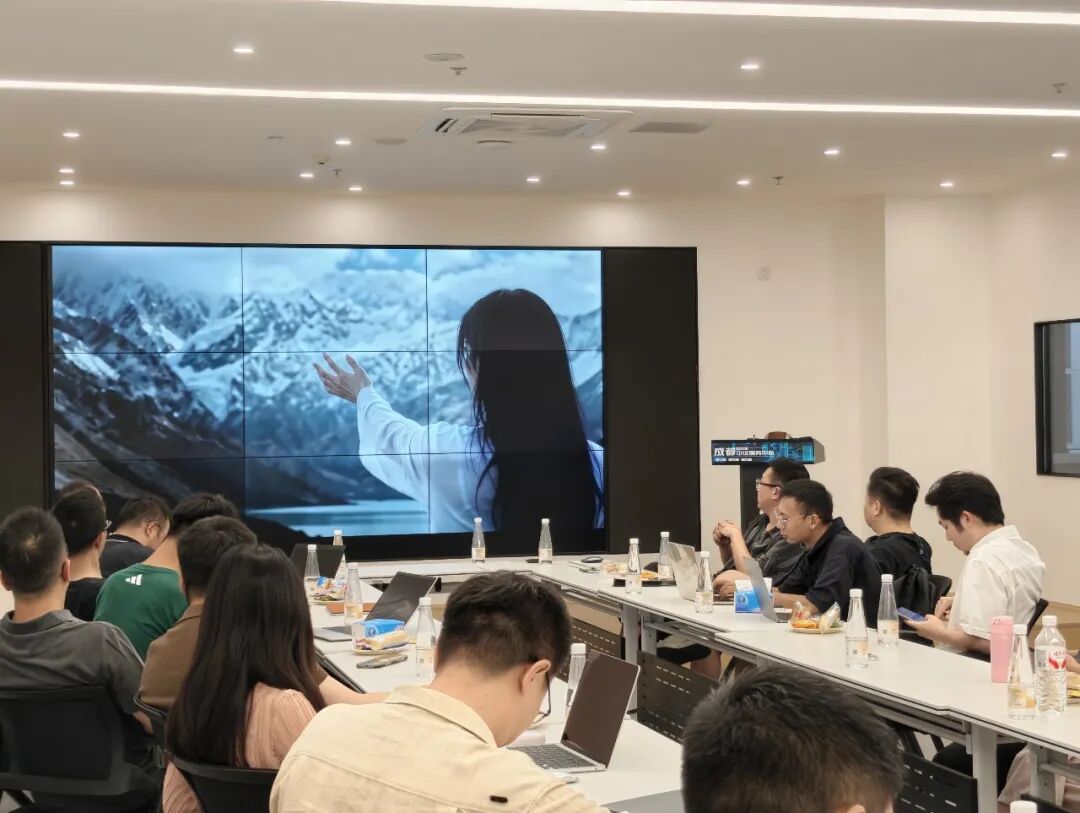 活动现场,参会人员共同观看多AI智能体应用演示。