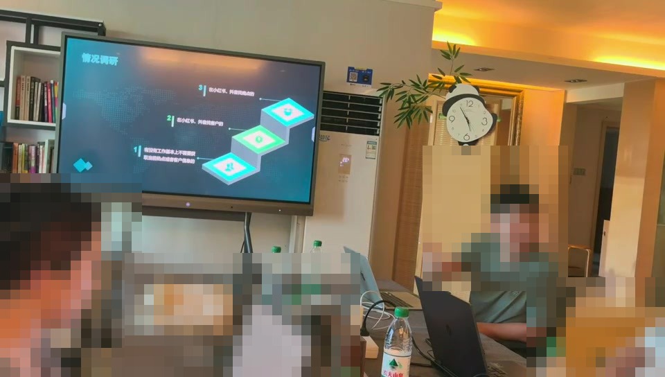 现场围绕公开讨论与需求信号展开讲解。参会人员和设备屏幕已脱敏。