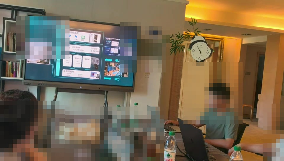 现场介绍Agent、工具与浏览器之间的工作流关系。出镜人物、参会人员和设备屏幕已脱敏。