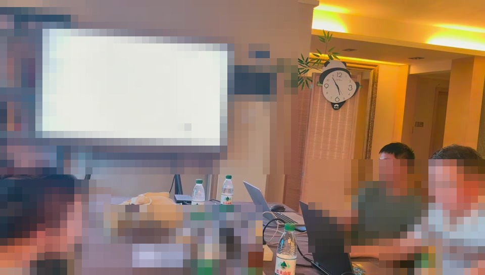 现场进行关键词检索和结果筛选演示。参会人员、页面明细和设备屏幕已脱敏。