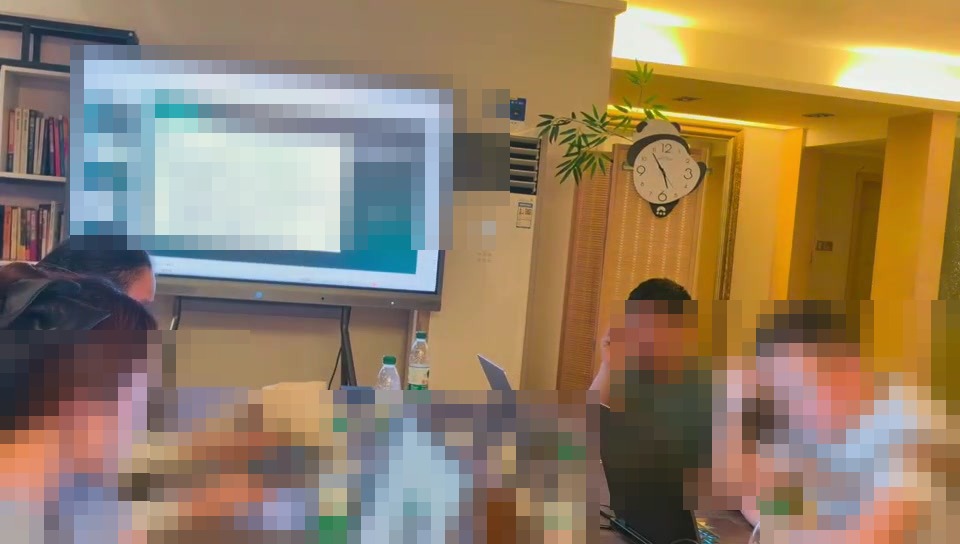 现场讨论如何结合业务方向进一步判断检索结果。参会人员、页面明细和设备屏幕已脱敏。