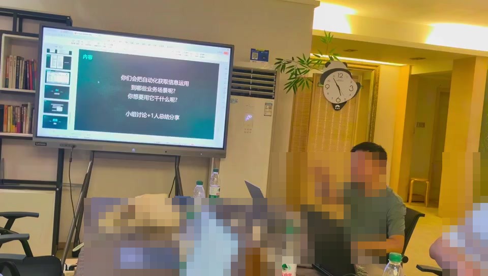 现场围绕AI应用场景开展讨论。参会人员和设备屏幕已脱敏。