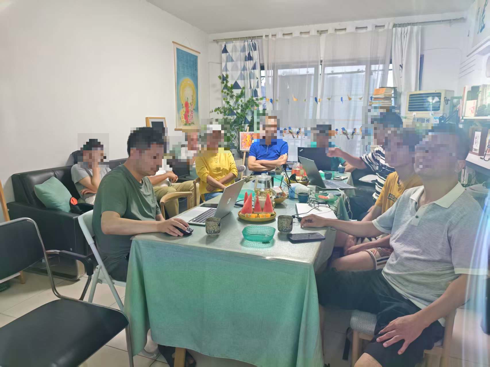 AI经济思想史读书会现场，参与者面部已作马赛克处理